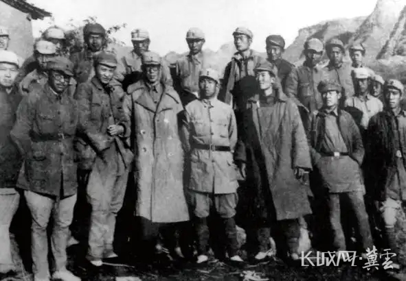 1942年，《晉察冀日報》編輯記者合影