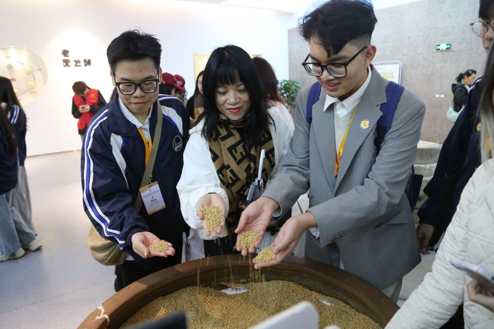 2026年3月30日，參加“紅色研學(xué)之旅”的越南青年在河北參觀新農(nóng)村建設(shè)。