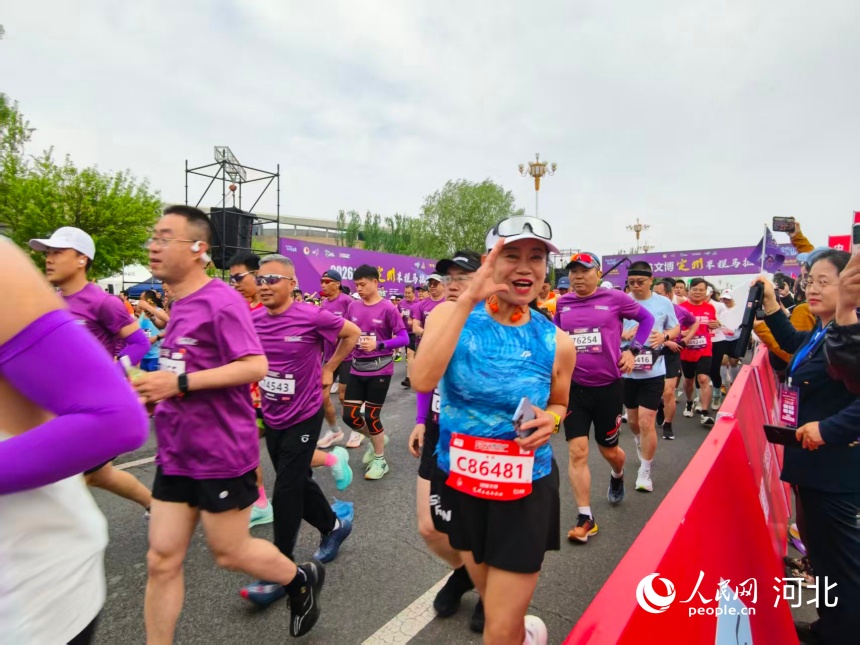 2026文博定州半程馬拉松選手開跑。人民網(wǎng)記者 朱延生攝