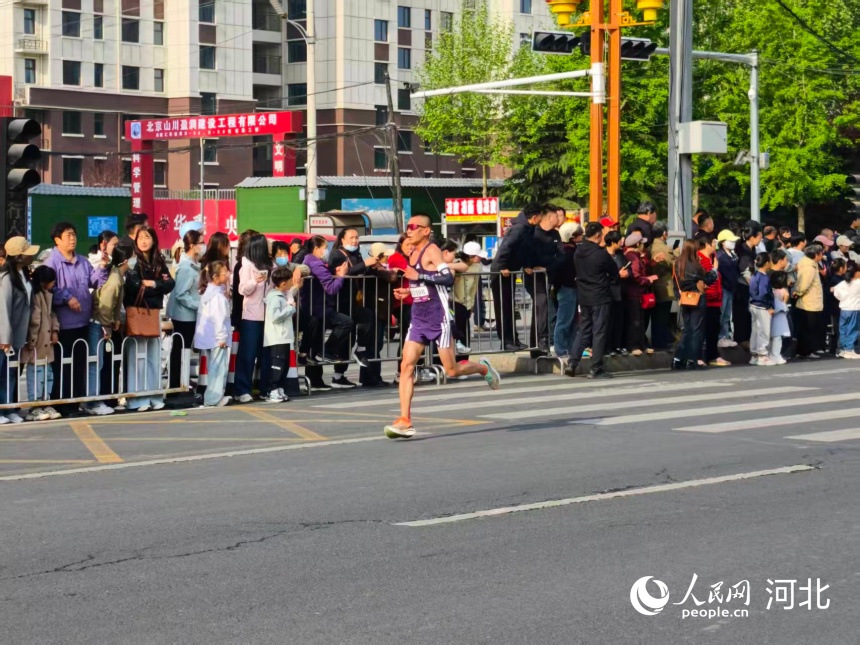2026文博定州半程馬拉松選手正在比賽中。人民網(wǎng)記者 朱延生攝