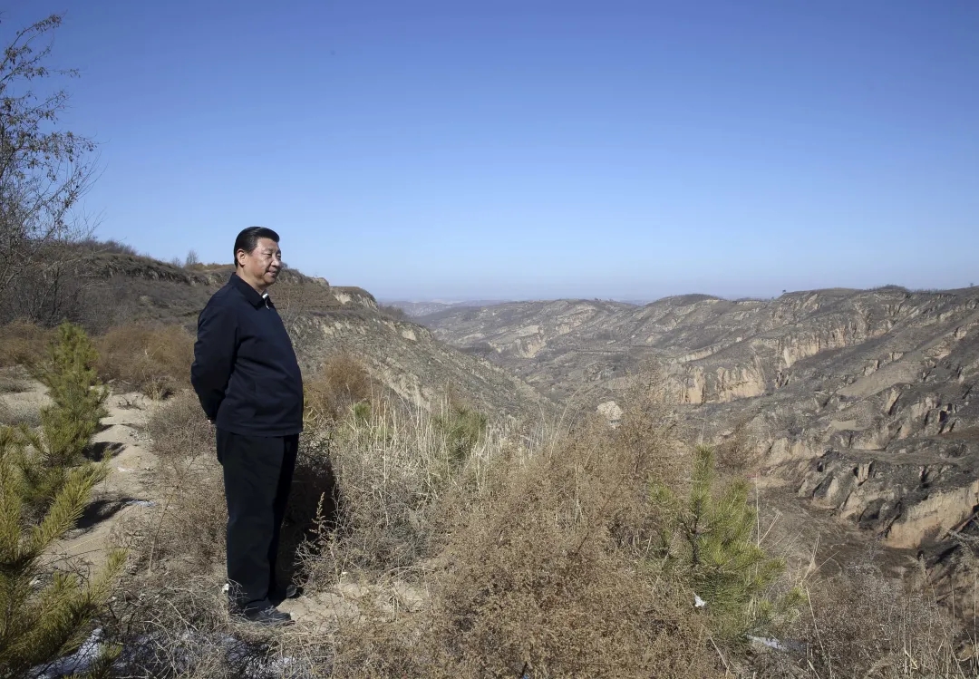 2015年2月13日，習(xí)近平回到陜西省延安市延川縣文安驛鎮(zhèn)梁家河村看望父老鄉(xiāng)親。在一段山路上，他停了下來，舉目凝望。